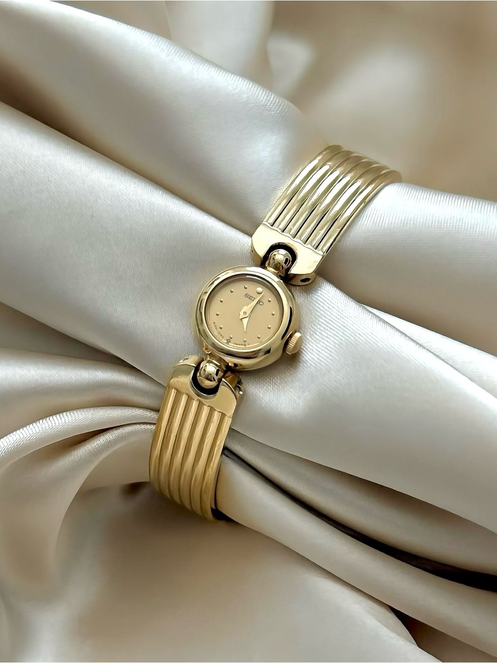 AUTHENTIC RARE VINTAGE SEIKO DAINTY GOLD BANGLE WATCH